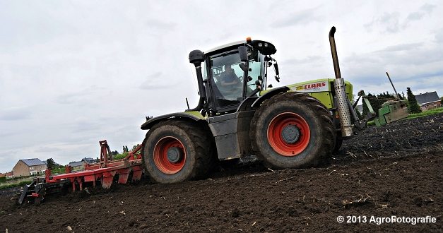 Claas XERION 3800 VC TRAC + Cultivator (1)