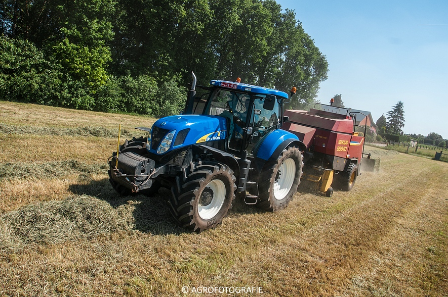New Holland T7030 + New Holland BB 940 (Gras, 05-06-2015) (27)