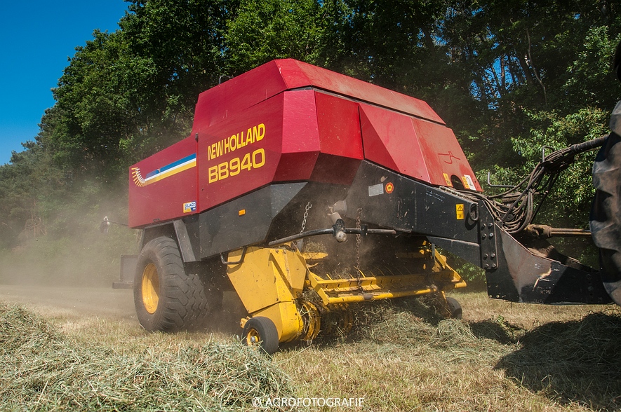 New Holland T7030 + New Holland BB 940 (Gras, 05-06-2015) (7)
